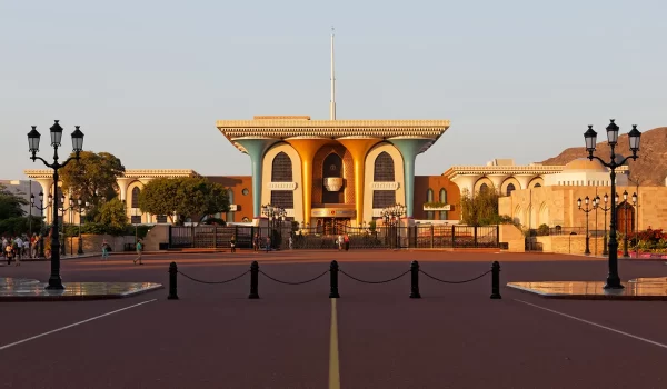 کاخ العلم مسقط در عمان، نمایی از معماری سنتی در مقصد سفر با ویزای عمان