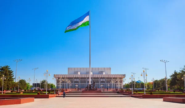 پرچم ازبکستان در میدان استقلال تاشکند، تصویر شاخص صفحه ویزای ازبکستان و راهنمای شرایط و مدارک دریافت ویزا ازبکستان
